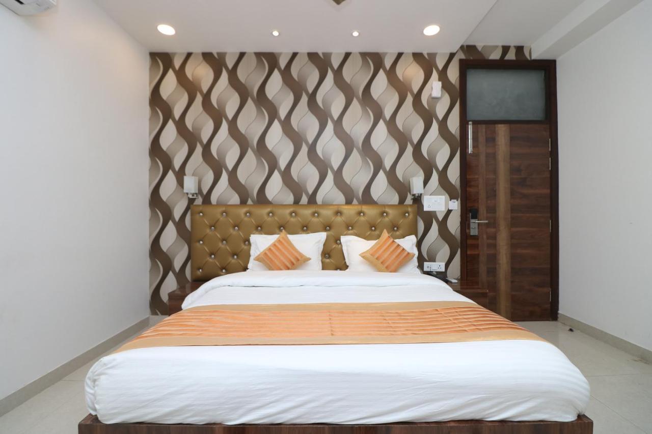 Oyo 9999 Hotel La Wisteria Delhi Kültér fotó