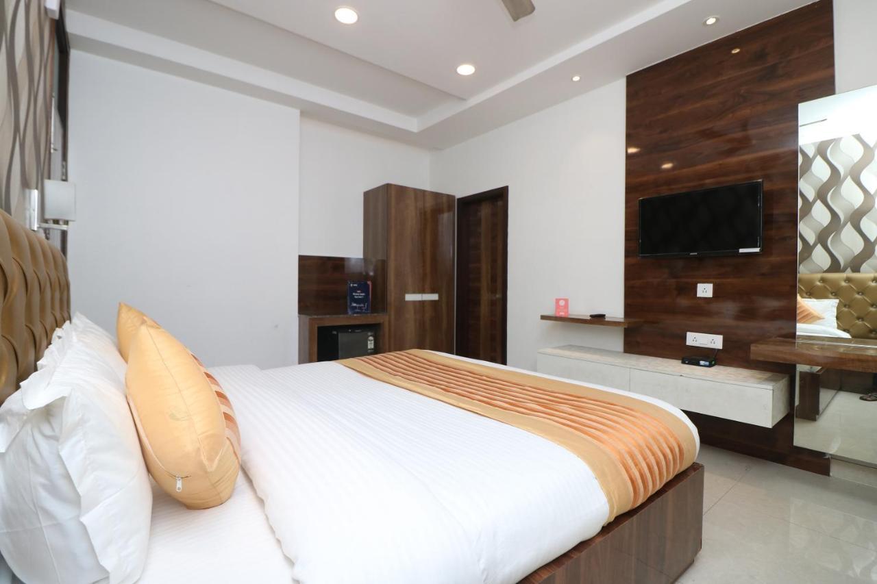 Oyo 9999 Hotel La Wisteria Delhi Kültér fotó